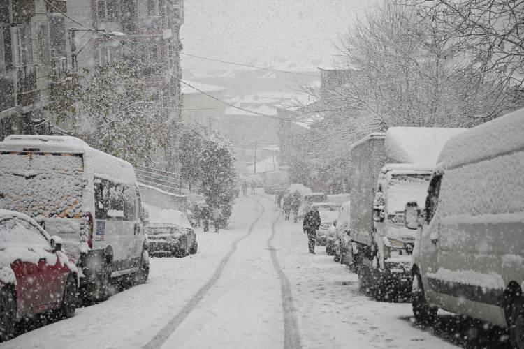 <p><span style="color:rgb(67, 67, 67)">&nbsp;İstanbul'da, yeni yılın ilk g&uuml;n&uuml;nde kentin bazı b&ouml;lgelerinde etkisini giderek artıran kar yağışı nedeniyle ulaşımda aksamalar meydana geldi.</span></p>
