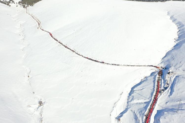 <p>Kars'ın Sarıkamış il&ccedil;esinde Sarıkamış Harekatı'nın 111. yılı anma etkinlikleri kapsamında toplanan vatandaşlar, y&uuml;r&uuml;y&uuml;şe başladı.</p>
