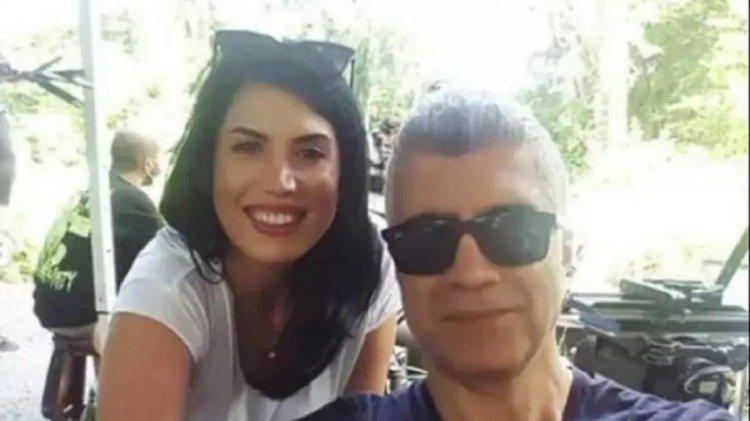 <p><strong>&Ouml;zcan Deniz'in kız kardeşi Yurda G&uuml;rler, </strong>hafalar &ouml;nce yaptığı bir paylaşımla <strong>annesi Kadriye Deniz'in eyl&uuml;l ayından bu yana kanser tedavisini g&ouml;rd&uuml;ğ&uuml;n&uuml;</strong> ve <strong>kemoterapiyi devam etmek zorunda olduğunu</strong> a&ccedil;ıklamıştı.</p>
