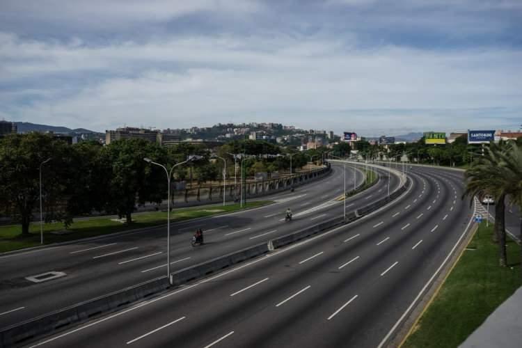 <p>Venezuela<span style="color:rgb(67, 67, 67)">&nbsp;y&ouml;netimi, patlamaların ardından ABD'yi &uuml;lkenin &ccedil;eşitli b&ouml;lgelerinde sivil ve askeri tesislere saldırı d&uuml;zenlemekle su&ccedil;ladı.</span></p>
