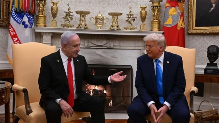 <p><span style="color:#B22222"><strong>HER ŞEY NETANYAHU VE TRUMP G&Ouml;R&Uuml;ŞMESİNDEN SONRA BAŞLADI</strong></span></p>

<p>&nbsp;</p>

<p>26-29 Aralık: Netanyahu-Trump Florida g&ouml;r&uuml;şmesinde 2026 İran saldırısı olasılığı tartışıldı; Axios'a g&ouml;re "ikinci raunt" g&uuml;ndemdeydi.</p>

<p>&nbsp;</p>

<p>28-31 Aralık: İran protestoları patlak verdi (ekonomik kriz); ABD Dışişleri destek mesajı attı, Mossad eylemcilere "sahada" yardım etti. İsfahan, Şiraz, Kirmanşah gibi şehirlerde esnaf kepenk kapattı, &ouml;ğrenciler dersleri boykot etti.&nbsp;</p>

