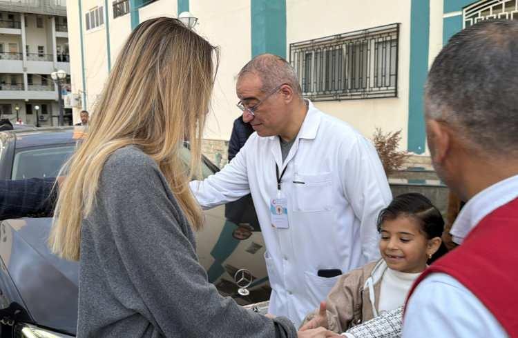 <p>FİLİSTİNLİ YARALILARI DA ZİYARET EDECEK</p>

<p>Mısırlı yetkililer, ABD'li oyuncuya yardımların Mısır&rsquo;dan Gazze&rsquo;ye hangi aşamalardan ge&ccedil;erek ulaştığını anlattı.</p>

<p>Jolie'nin, ateşkes s&uuml;recinde Mısır&rsquo;ın kabul ettiği Filistinli yaralı ve hastaların durumunu g&ouml;rmek &uuml;zere El-Ariş Hastanesi&rsquo;ni ziyaret edeceği belirtildi.&nbsp;<strong>​</strong></p>
