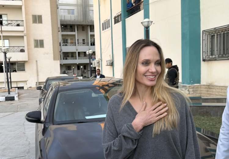 <p>GAZZE İ&Ccedil;İN &Ccedil;AĞRIDA BULUNDU</p>

<p>Gazze'deki ailelerin ciddi bir insani krizle karşı karşıya olduğuna dikkati &ccedil;eken Jolie, Gazze Şeridi'ne m&uuml;mk&uuml;n olan en kısa s&uuml;rede daha fazla yardımın ulaştırılması gerektiğini dile getirdi.</p>
