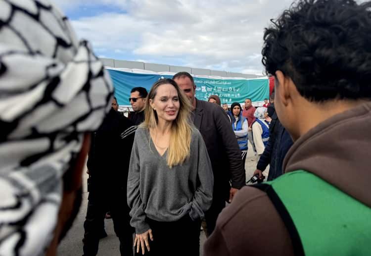 <p>Mısır dışından gelen yardımların Gazze'ye giriş s&uuml;reci, nerede ve nasıl depolandığına ilişkin bilgi alan Jolie, insani durumu ve Gazze'ye yardım girişine y&ouml;nelik y&uuml;r&uuml;t&uuml;len &ccedil;alışmaları yerinde inceledi.</p>
