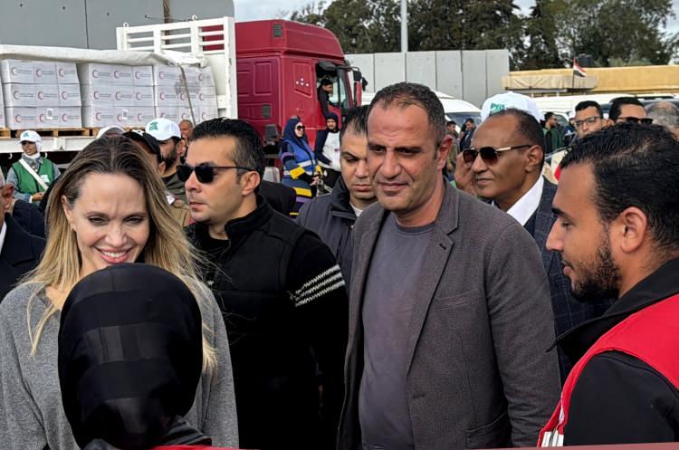 <p>Burada insani yardım &ccedil;alışanlarıyla el sıkışan Jolie, Gazze Şeridi'ne yardımların ulaştırılması konusunda g&ouml;sterilen &ccedil;abaları taktirle karşıladığını kaydetti.</p>

<p>​</p>
