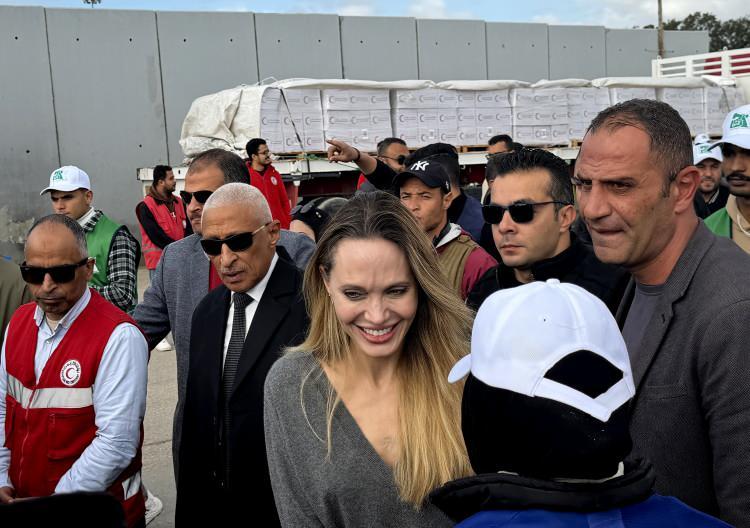 <p>İsrail ordusunun, 10 Ekim'de varılan ateşkes anlaşması gereği Refah Sınır Kapısı'nı a&ccedil;ması, Gazze'ye g&uuml;nl&uuml;k 600 yardım tırının girişine izin vermesi, saldırıları tamamen durdurması ve Mavi Hat'tan Sarı Hat'ta &ccedil;ekilmesi gerekiyordu.</p>

<p>&nbsp;</p>
