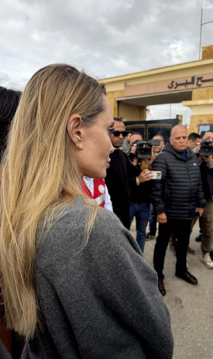 <p>GAZZE'DEKİ FİLİSTİNLİLER İ&Ccedil;İN YARDIM KOLİSİ HAZIRLADI</p>

<p>Jolie ayrıca Ariş kentinde bulunan Mısır Kızılayı'nın lojistik merkezine de ziyarette bulunarak, burada Gazze Şeridi'ne g&ouml;nderilecek insani yardımların durumunu inceledi.</p>
