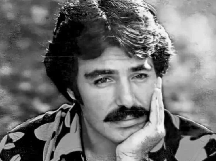 <p><strong>Arabesk m&uuml;ziğinin g&uuml;&ccedil;l&uuml; sesi Ferdi Tayfur</strong>, <strong>vefatının birinci yılında mezarı başında anıldı.</strong> Tayfur'un en k&uuml;&ccedil;&uuml;k oğlu <strong>Ferdi Taha Tayfur'da bu anma t&ouml;renine katılarak, basın mensuplarına babasına duyduğu &ouml;zlemi anlatırken ablası Tuğ&ccedil;e Tayfur'a da kırgın olduğunu dile getirdi.</strong></p>
