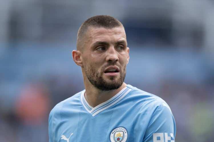 <p>Değeri 15 milyon euro olan ve kariyer zirvesini Chelsea'de g&ouml;ren Hırvat oyuncunun kul&uuml;b&uuml;yle 1,5 yıl daha kontratı bulunuyor.</p>
