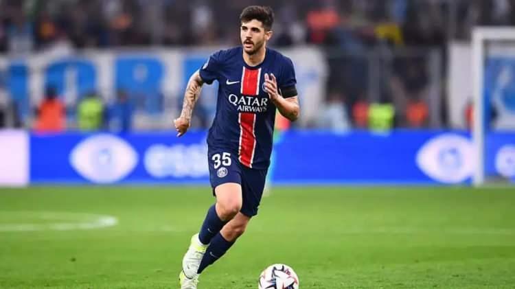 <p>Fenerbah&ccedil;e, Paris Saint Germain'den Beraldo i&ccedil;in harekete ge&ccedil;ti.<br />
<br />
Sarı-lacivertliler 22 yaşındaki stoperi satın alma opsiyonuyla kiralık olarak kadrosuna katmak i&ccedil;in teklifini yapacak.<br />
<br />
(FOTOMA&Ccedil;)</p>
