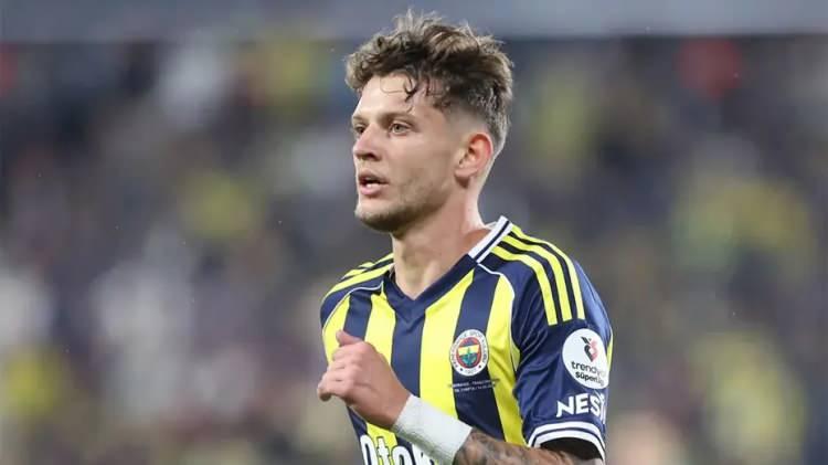 <p>Lyon ve Eintracht Frankfurt, Sebastian Szymanski'yi transfer etmek istiyor.<br />
<br />
Frankfurt, Fenerbah&ccedil;e'nin 10 milyon euroluk talebini fazla bulurken sarı-lacivertliler zorunlu satın alma şartıyla sezon sonuna kadar kiralama form&uuml;l&uuml;n&uuml; de kabul edebilir.<br />
<br />
(FANATİK)</p>
