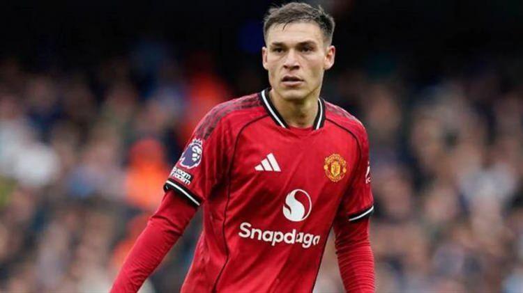 <p>Galatasaray'ın orta saha transferi i&ccedil;in listesindeki isimlerden biri Manuel Ugarte.<br />
<br />
Sarı-kırmızılılar Şampiyonlar Ligi'ndeki durumun netleşmesinin ardından harekete ge&ccedil;ecek.<br />
<br />
Manchester United, sezon sonuna kadar kiralama ve zorunlu satın alma maddesine de olumlu yaklaşıyor.<br />
<br />
(SABAH)</p>
