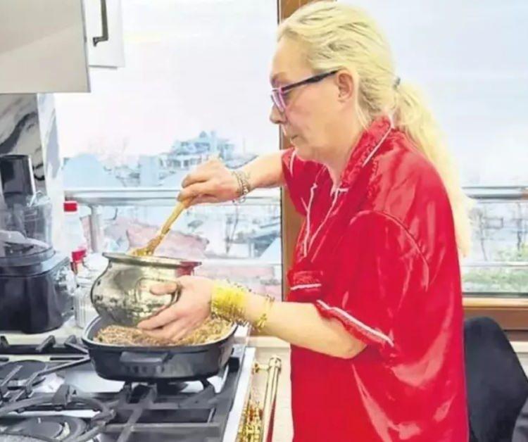 <p>KAYIP BİLEZİKLER NEREDE?&nbsp;<br />
&Ouml;te yandan Tuğyan'ın annesinin fotoğrafını &ccedil;ekerek Kervan'a g&ouml;nderdiği bir karede &uuml;nl&uuml; sanat&ccedil;ının kolunda yer alan &ccedil;ok sayıda bilezik dikkat &ccedil;ekti. 4 Nisan 2025'te G&uuml;ll&uuml;'n&uuml;n mutfakta yemek yaparken &ccedil;ekilen fotoğrafı Tuğyan'ın, sevgilisi Kervan'a "Kocana selam s&ouml;yle diyor" mesajıyla ilettiği g&ouml;r&uuml;ld&uuml;. Ancak G&uuml;ll&uuml;'n&uuml;n sır &ouml;l&uuml;m&uuml;n&uuml;n ardından G&uuml;ll&uuml;'ye ait bilezikler de ortadan kayboldu.</p>
