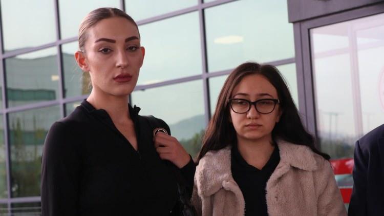 <p>Sabah gazetesinde yer alan habere g&ouml;re; G&uuml;ll&uuml; ve kızı G&uuml;lter arasında ge&ccedil;en bir konuşmanın ses kaydı ortaya &ccedil;ıktı.&nbsp;Kayıtlarda G&uuml;ll&uuml;'n&uuml;n oğlu Tuğberk ve nişanlısı Sena'nın da yer alması dikkat &ccedil;ekti.</p>
