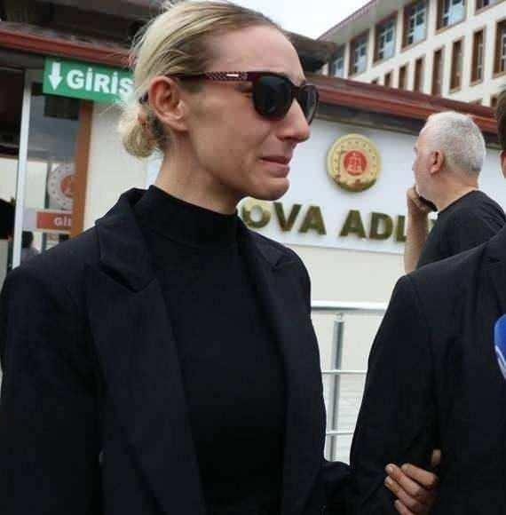 <p><strong>"YILAN GİBİ SAĞA SOLA BAKINIYORDU"</strong></p>

<p><strong>"Tuğyan &ccedil;ok g&uuml;zel oyuncu. Cenazede bir an g&ouml;zl&uuml;ğ&uuml;n&uuml; &ccedil;ıkardı, yılan gibi sağa sola bakınıyordu. &lsquo;Kamera var mı, beni g&ouml;r&uuml;yor mu, &ccedil;ekiyor mu?&rsquo; diye. Ben bunu algıladım, &ccedil;&uuml;nk&uuml; yanında oturuyordum."</strong></p>
