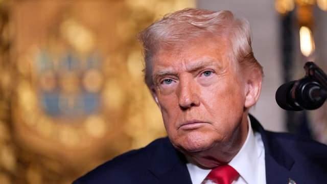 <p><span style="color:#B22222"><strong>TRUMP İRAN'I TEHDİT ETTİ: SİLAHLARIMIZ HAZIR</strong></span></p>

<p>&nbsp;</p>

<p>31 Aralık-2 Ocak: Protestolar şiddetlenip &ouml;l&uuml;mlere yol a&ccedil;tı; <span style="color:#B22222"><strong>Trump Truth Social'da "silahlarımız hazır" tehdidi savurdu.</strong></span></p>

<p>&nbsp;</p>

<p>H&uuml;k&uuml;met diyalog &ccedil;ağrısı yaptı, Merkez Bankası Başkanı istifa ettirildi ama g&uuml;venlik g&uuml;&ccedil;leri gaz ve sert m&uuml;dahale kullandı; &ouml;l&uuml;mler raporlandı. Bu sırada Trump, protestocuları destekleyerek İran'ı tehdit etti, olayı jeopolitik boyuta taşıdı.</p>
