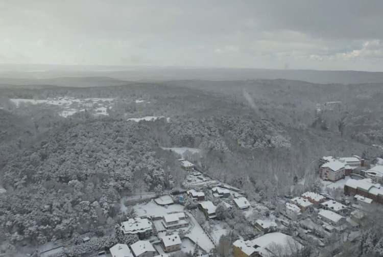 <p>G&ouml;r&uuml;nt&uuml;lerde &ccedil;atıların &uuml;zerini kar kapladığı g&ouml;r&uuml;l&uuml;yor.</p>

