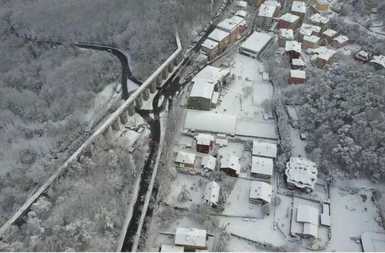 <p>​Yoğun kar yağışı ile birlikte il&ccedil;e beyaza b&uuml;r&uuml;nd&uuml;.</p>
