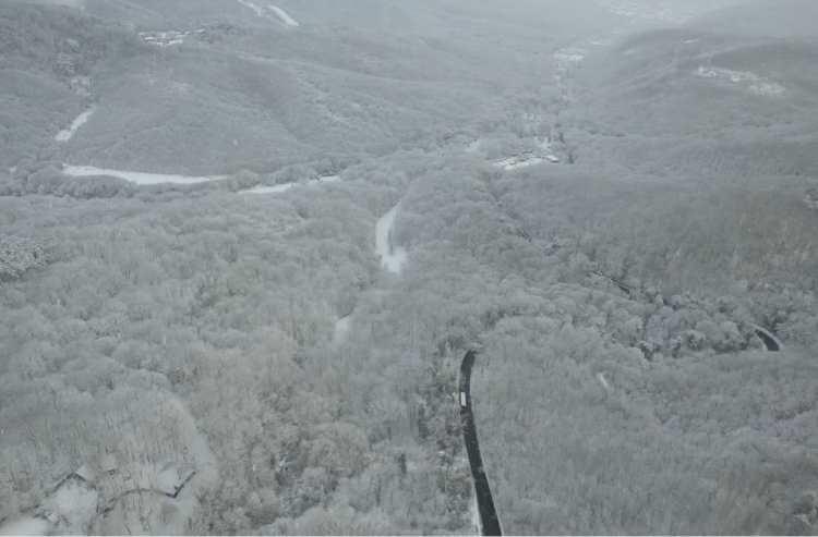 <p>Yoğun kar yağışı ile birlikte il&ccedil;e beyaza b&uuml;r&uuml;nd&uuml;.</p>
