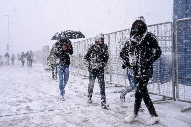 <p><span style="color:rgb(0, 0, 0)">İstanbul'da yarın en d&uuml;ş&uuml;k 1, en y&uuml;ksek 8 derecede sıcaklık ile par&ccedil;alı bulutlu havanın olacağı tahmin ediliyor.</span></p>
