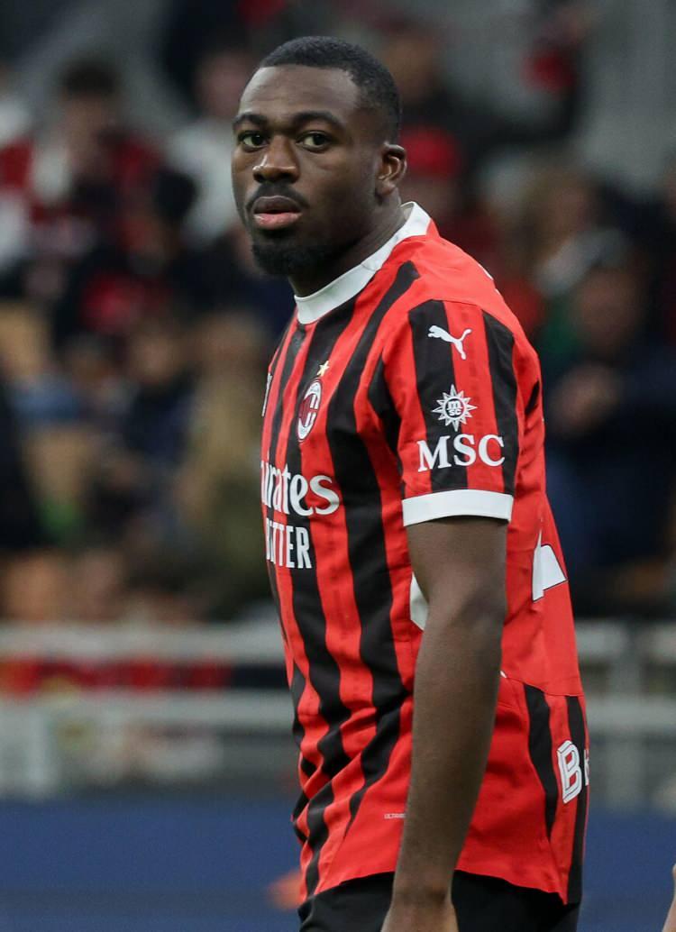 <p>Fenerbah&ccedil;e, Milan'ın 26 yaşındaki &ouml;n liberosu Youssouf Fofana i&ccedil;in 20 milyon euro &ouml;nerdi. Serie A ekibi ise ilk g&ouml;r&uuml;şmede 30 milyon euro talep etti. (FOTOMA&Ccedil;)</p>
