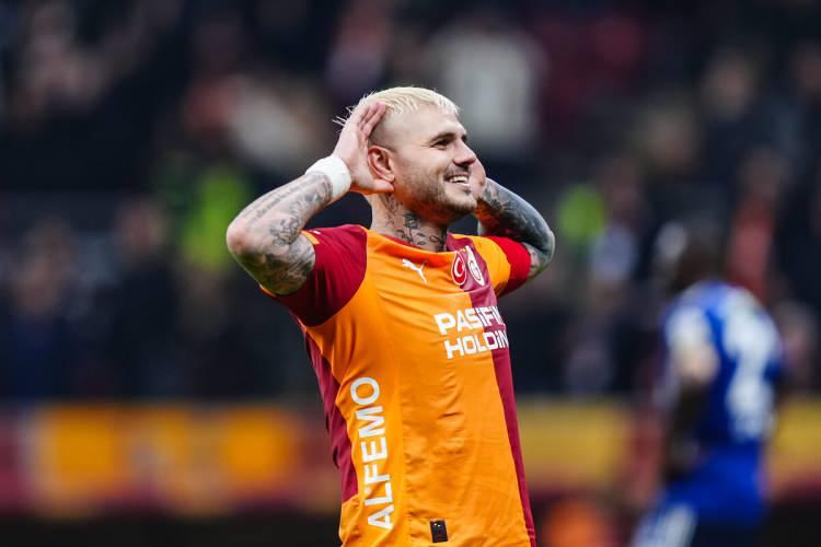 <p>Galatasaray y&ouml;netimi, s&ouml;zleşmesi sezon sonunda bitecek olan Mauro Icardi ile masaya oturdu ve anlaştı. 32 yaşındaki Arjantinli yıldızla 2+1 yıllık yeni s&ouml;zleşme yapılacak. (FOTOMA&Ccedil;)</p>
