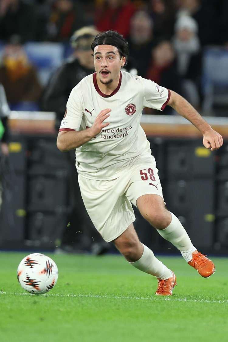 <p>Trabzonspor, Midtjylland'da forma giyen Aral Şimşir i&ccedil;in 7+1 milyon euroluk teklifte bulundu. Danimarka kul&uuml;b&uuml;n&uuml;n teklifi geri &ccedil;evirdiği, bordo mavililerin ise rakamı artıracağı &ouml;ğrenildi. (FANATİK)</p>
