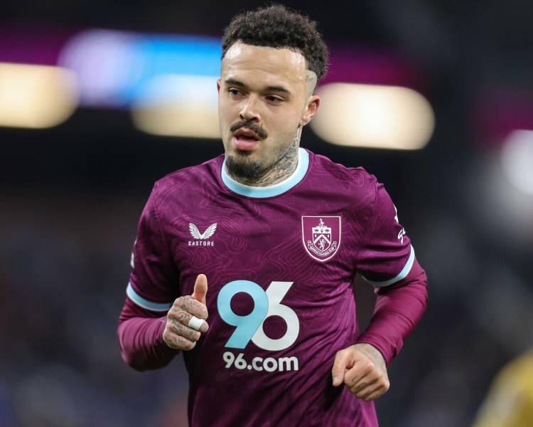 <p>Beşiktaş, Jurasek'in yerine Burnley'nin sol beki Quilindschy Hartman'ı sezon sonuna kadar kiralık olarak transfer etmek istiyor. Siyah beyazlıların yakın zamanda resmi girişimleri başlatacağı &ouml;ğrenildi. (AKŞAM)</p>
