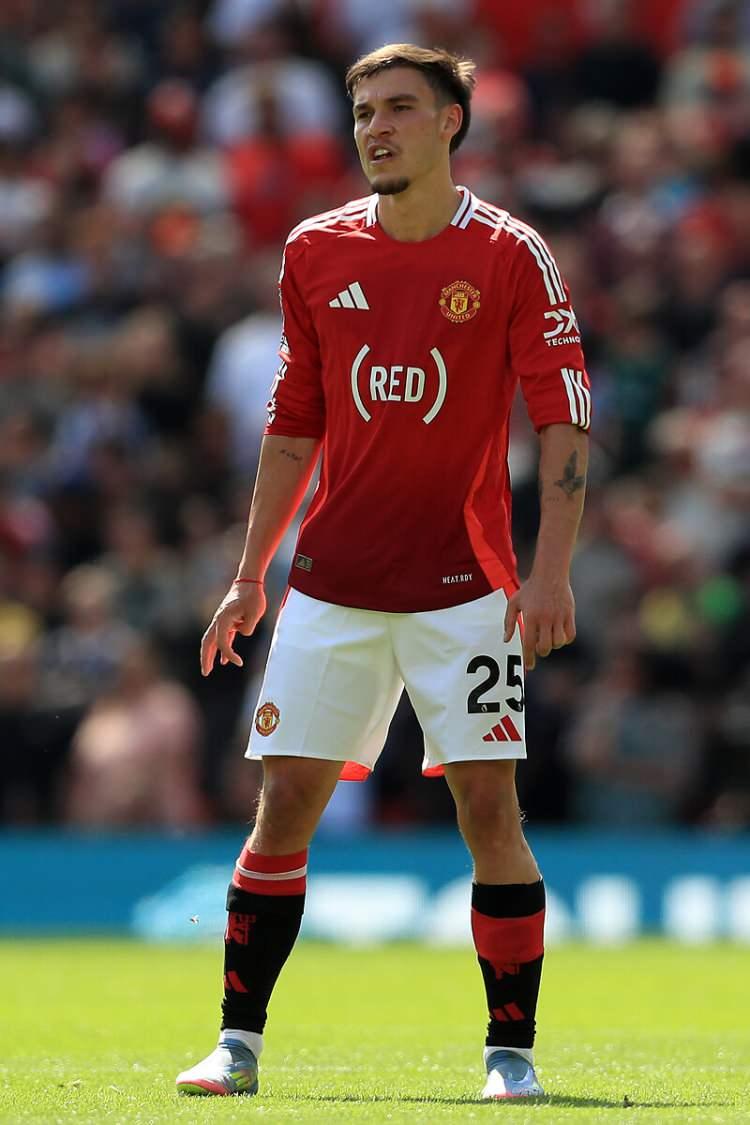 <p>Galatasaray'ın orta saha adayları arasında transferine en yakın olduğu isim hi&ccedil; ş&uuml;phesiz Manuel Ugarte. 24 yaşındaki &ouml;n libero i&ccedil;in vatandaşları Torreira ve Muslera'nın yaptığı g&ouml;r&uuml;şmelerin de olumlu netice verdiği gelen haberler arasında. (FANATİK)</p>
