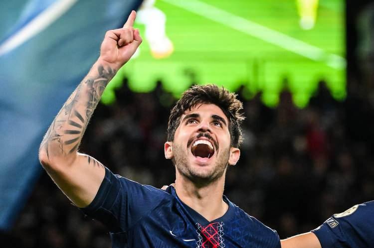 <p>Fenerbah&ccedil;e stoper takviyesi i&ccedil;in PSG'den Beraldo'yu g&uuml;ndemine aldı. Satın alma opsiyonlu kiralama planlayan sarı lacivertliler, transferin ger&ccedil;ekleşmesi halinde Jayden Oosterwolde ile yollarını ayırabilir. (FANATİK)</p>
