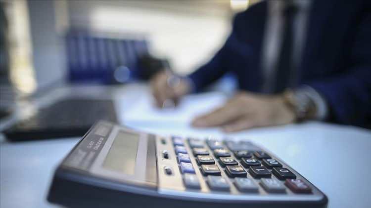 <p>Memur ve emeklinin yeni yıl zammı i&ccedil;in sayılı g&uuml;nler kaldı. Aralık enflasyonunun y&uuml;zde 0.96 gelmesi bekleniyor. Bu tahmine g&ouml;re yıllık enflasyon y&uuml;zde 31 olacak. Eğer &ouml;ng&ouml;r&uuml;ler ger&ccedil;ekleşirse memur ve memur emeklisi toplu s&ouml;zleşme dahil y&uuml;zde 18.7 zam alacak. SSK ve Bağkur emeklisine ise y&uuml;zde 12.3 zam yapılacak. En d&uuml;ş&uuml;k emekli aylığı da 18 bin 957 liraya &ccedil;ıkacak. Peki zam farkı kapanır mı? Taban maaşta ek artış olur mu? İşte konuşulan senaryolar...</p>

<p>&nbsp;</p>
