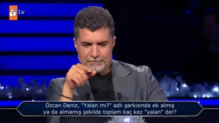 <div>KENDİ ŞARKISINDA JOKER KULLANDI</div>

<p>Soru karşısında ufak bir şaşkınlık yaşayan &uuml;nl&uuml; şarkıcı senelerdir seslendirdiği şarkı ile ilgili sorulan detayı bilmediğini a&ccedil;ıkladı.&nbsp;</p>
