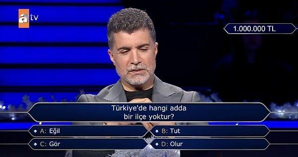 <p>&Ouml;zcan Deniz'in bilgi yarışmasında kendi şarkısında joker kullanması sosyal medyada g&uuml;ndem oldu.&nbsp;</p>
