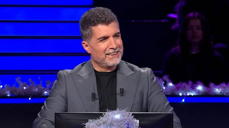 <p>&Ouml;zcan Deniz, Oktay Kaynarca&rsquo;nın sunduğu <strong>"Kim Milyoner Olmak İster"</strong> yarışmasının yılbaşı &ouml;zel b&ouml;l&uuml;m&uuml;nde kendi sorusunda zorlanınca ortaya eğlenceli anlar &ccedil;ıktı.&nbsp;</p>
