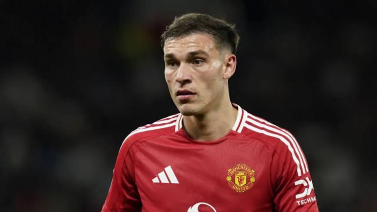 <p>Galatasaray, orta saha transferi i&ccedil;in Manuel Ugarte ile g&ouml;r&uuml;ş&uuml;yor.<br />
<br />
Ugarte, sarı-kırmızılıların teklifine olumlu yaklaşırken Manchester United cephesinde de herhangi bir sorun bulunmuyor.<br />
<br />
(FANATİK)</p>
