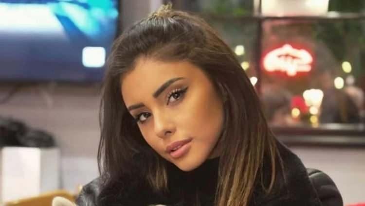 <p>Deniz, bir sonraki paylaşımında <span style="color:#800080"><em><strong>"Şimdi sana daha fazla saldıracaklar. Namussuzlar namus dersi verecek, ahlaksızlar ahlak dersi verecek, sahtekarlar ger&ccedil;ek alın teri ve emeğine saldıracaklar. Asla kulak asma ve işine d&ouml;rt elle sarıl." </strong></em></span>diyerek <strong>eşine &ccedil;ıktığı bu yolda kimseye kulak asmaması gerektiğini belirtti.</strong></p>
