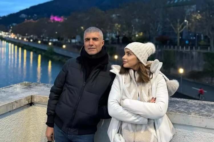 <p>Eşiyle duyduğu gururu da sosyal medyada paylaşan &Ouml;zcan Deniz, <span style="color:#800080"><strong><em>"Seninle gurur duyuyorum ve bu akıl tutulması s&uuml;re&ccedil;te yanımda durduğun i&ccedil;in sana teşekk&uuml;r ediyorum."</em></strong></span> diyerek <strong>eşinin her zaman yanında olduğunu vurguladı.</strong></p>
