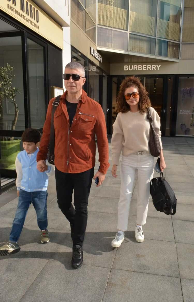 <p>Deniz,<span style="color:#800080"><em><strong> "Bu sofra &ccedil;ok haini ve ş&uuml;k&uuml;rs&uuml;z&uuml; 40 yıl doyurdu. Şimdi tertemiz ve ger&ccedil;ek dostları ağırlıyor. Allah bereketimizi arttırsın."</strong></em></span> diyerek sert s&ouml;zlerle g&ouml;ndermede bulundu.</p>
