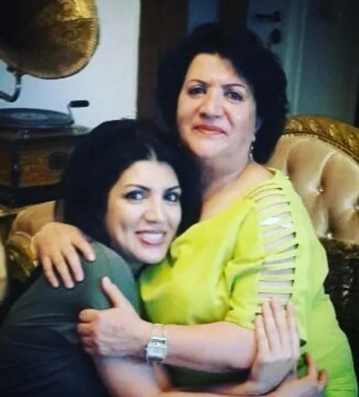 <p><strong>Kanser hastası annesinin devlet hastanesinde bir oda da tedavi olduğunu ve abisinin annesinden &ccedil;ok uzak olduğunu belirten Yurda G&uuml;rler</strong>'in ifadelerini <strong>yalanlayan &Ouml;zcan Deniz, annesine maddi olarak yardım ettiğini </strong>ise şu s&ouml;zlerle a&ccedil;ıkladı.</p>

<p>&nbsp;</p>
