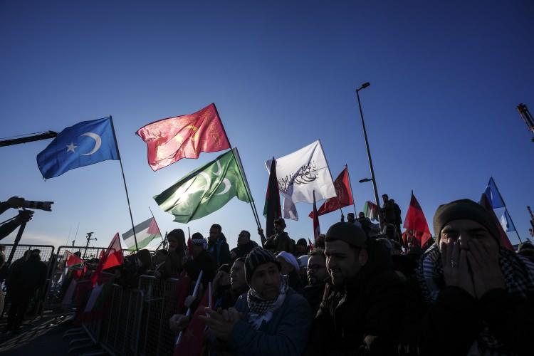 <p><span style="color:rgb(33, 37, 41)">Y&uuml;r&uuml;y&uuml;şe katılanlar erken saatlerde miting alanına gelmeye başladı.</span></p>
