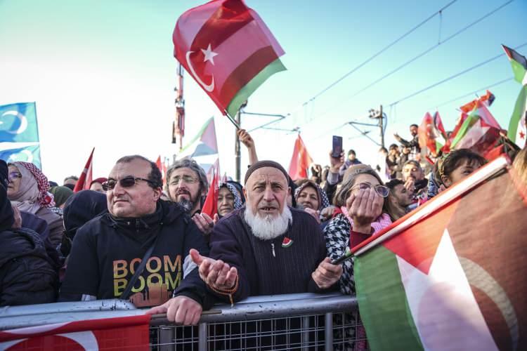 <p><span style="color:rgb(51, 51, 51)">Sabah namazından sonra Ayasofya Camii, Sultanahmet Camii, Yeni Camii ve S&uuml;leymaniye Camii'nden kortejler hareket etti.</span></p>
