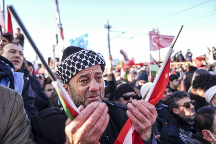 <p><span style="color:rgb(33, 37, 41)">Kortej, Galata K&ouml;pr&uuml;s&uuml;'ne ulaşmak &uuml;zere tramvay yolu istikametinde y&uuml;r&uuml;y&uuml;şle miting alanında son bulacak.</span></p>
