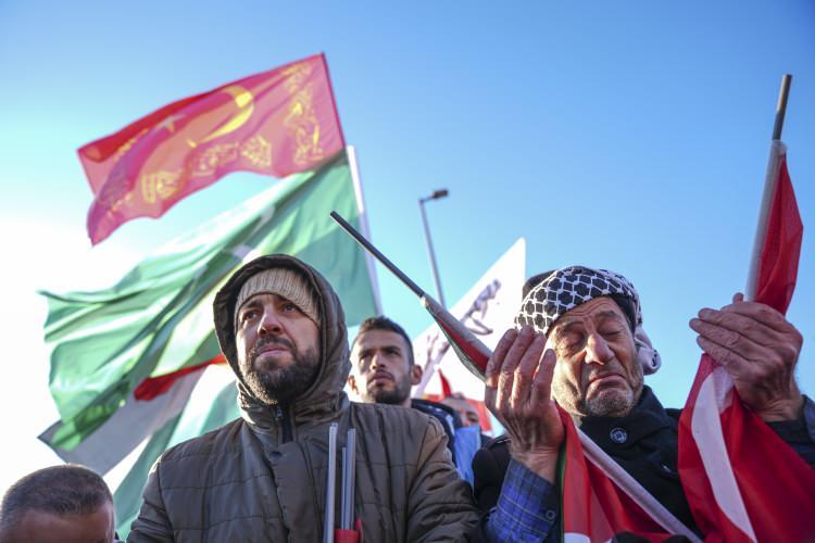 <p><span style="color:rgb(33, 37, 41)">Sultanahmet'te toplananlar ise Galata K&ouml;pr&uuml;s&uuml;'ne doğru y&uuml;r&uuml;y&uuml;şe ge&ccedil;ti.&nbsp;</span></p>
