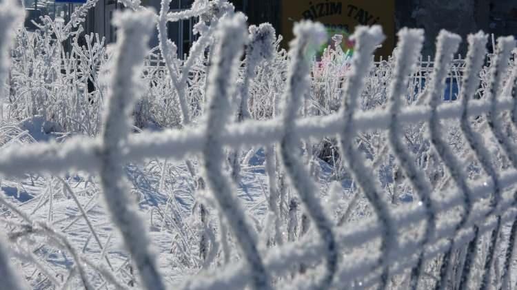 <p>T&uuml;rkiye Sibirya soğuklarına teslim oldu. Ardahan'ın G&ouml;le il&ccedil;esi eksi 39,7 dereceyle rekor kırarken, nehirler ve şelaleler buz tuttu. Adana'nın kuzeyinde bile termometreler eksi 28'i g&ouml;rd&uuml;.</p>

<p>​</p>

