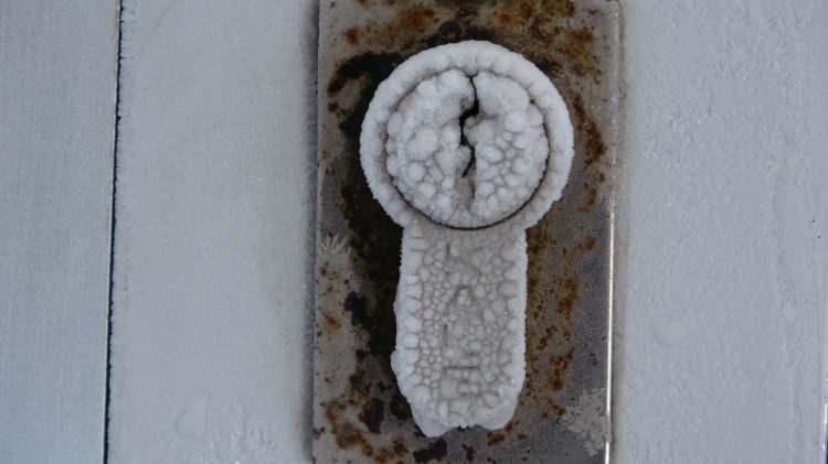 <p>Şehir merkezlerinde hayatın durma noktasına geldiği b&ouml;lgede, dondurucu ayaz nedeniyle akarsular buz tuttu, ara&ccedil;lar &ccedil;alışmadı ve g&uuml;nl&uuml;k yaşam ciddi şekilde olumsuz etkilendi.</p>
