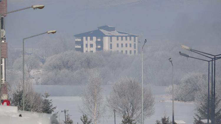 <p><strong><span style="color:rgb(178, 34, 34)">ARDAHAN VE G&Ouml;LE&rsquo;DE TARİHİ DONDURUCU SOĞUKLAR</span></strong></p>

<p>Soğuk havanın merkez &uuml;ss&uuml; haline gelen Ardahan&rsquo;da, dondurucu hava nedeniyle cadde ve sokaklar adeta buz pistine d&ouml;nd&uuml;.&nbsp;</p>
