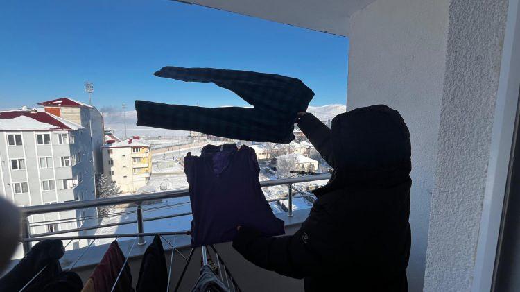 <p><strong><span style="color:rgb(178, 34, 34)">G&Uuml;NL&Uuml;K YAŞAM DURMA NOKTASINA GELDİ</span></strong></p>

<p>G&ouml;le&rsquo;de yaşayan G&uuml;ven Şimşek ise, il&ccedil;enin eksi 39,7 derece ile kendi rekorunu kırdığını belirtti.&nbsp;</p>
