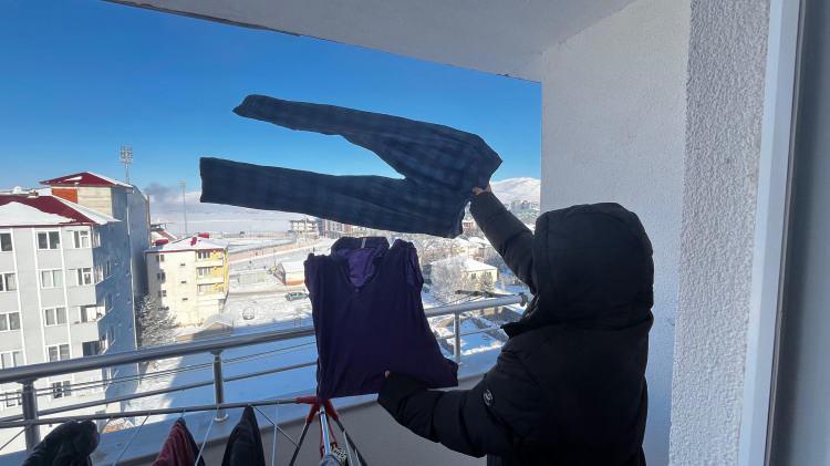 <p>Kentte balkona asılan &ccedil;amaşırların dakikalar i&ccedil;inde kaskatı kesilmesi, soğuğun şiddetini g&ouml;zler &ouml;n&uuml;ne serdi.</p>
