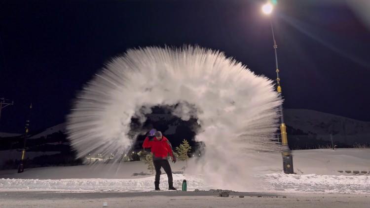 <p>Erzurum merkez ve il&ccedil;elerinde hava sıcaklığının eksi 35 dereceye kadar d&uuml;şmesi &uuml;zerine vatandaşlar, havaya kaynar su serperek buz kristallerine d&ouml;n&uuml;şmesini izledi.&nbsp;</p>
