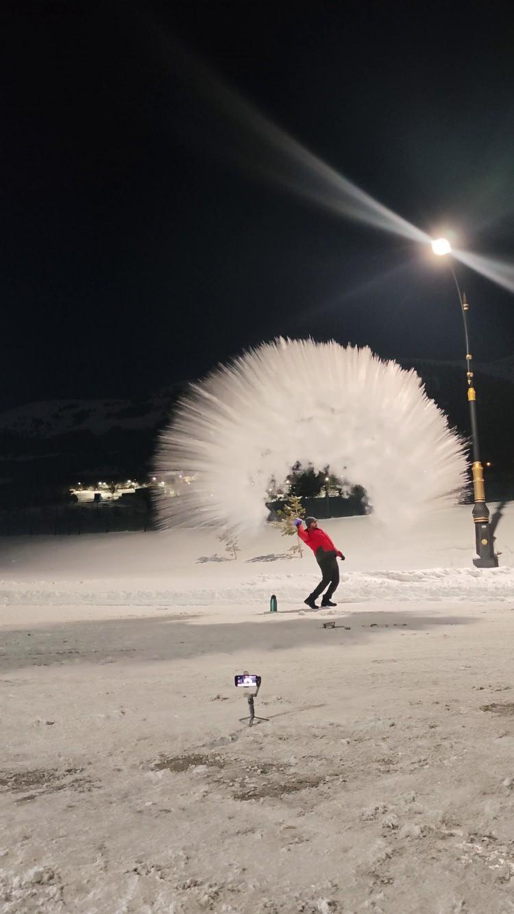 <p>Sosyal medyada viral olan bu g&ouml;r&uuml;nt&uuml;ler, b&ouml;lgedeki ekstrem hava koşullarının simgesi haline geldi.</p>
